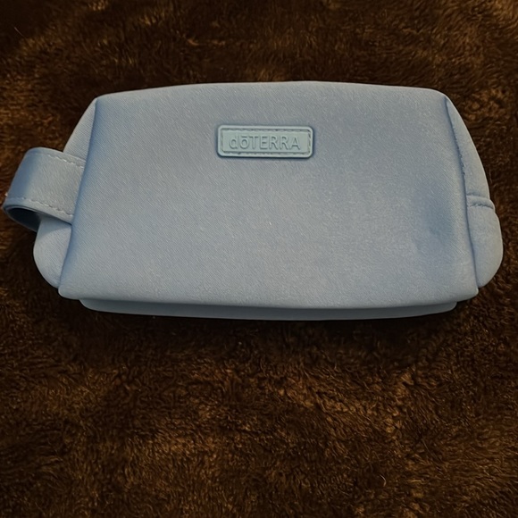 NWOT - 💜💧DoTERRA Blue Oil Holder💙🩵💙 bundled with 4 DoTERRA Magnets 🧲 - Picture 3 of 7